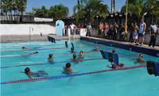 Flutuação na piscina por 10 minutos faz parte do teste